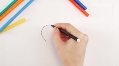 Lamba beyaz kağıt üzerinde siyah keçeli kalem kullanarak çizim kadın