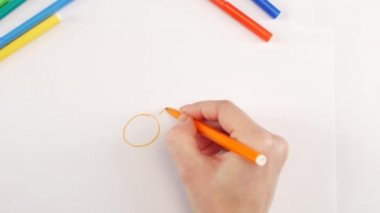 Güneşin sarı keçeli kalemi beyaz kağıt üzerine çizim kadın