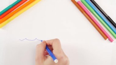 Beyaz kağıt üzerine kırmızı keçeli kalem kullanarak tekne çizim kadın