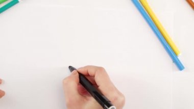 Zaman atlamalı beyaz kağıt üzerinde siyah keçeli kalem kullanarak üç nokta çizim kadın