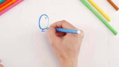 Kadın beyaz kağıda, zaman atlamalı farklı keçeli kalem kullanarak balonları çizim