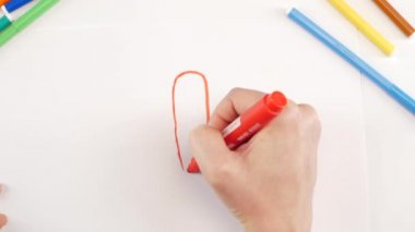 Ünlem işareti kırmızı keçeli kalem beyaz kağıda, zaman atlamalı kullanarak çizim kadın