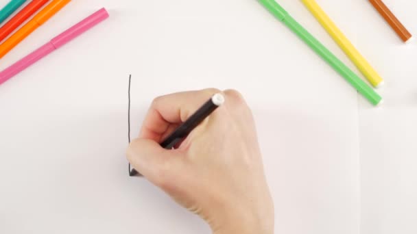 Женщина рисует систему координат черным фломастером на белой бумаге, время истекло — стоковое видео