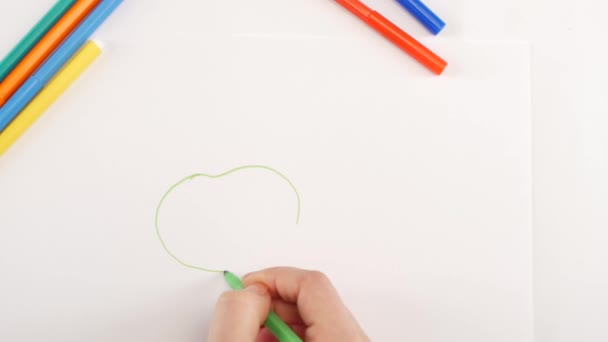 Mujer dibujando la manzana con rotulador verde sobre papel blanco — Vídeo de stock