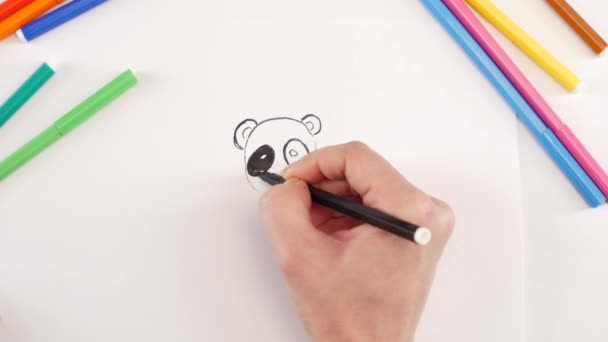 Vrouw tekenen van de panda met zwarte viltstift op wit papier, time-lapse — Stockvideo