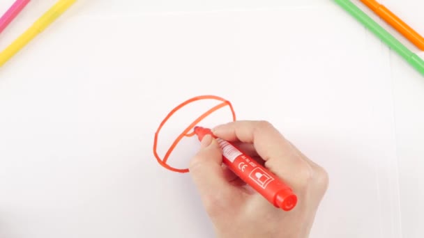 Mujer dibujando la mariquita usando rotulador rojo sobre papel blanco, lapso de tiempo — Vídeo de stock