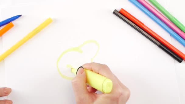 Mulher desenhando a pêra usando caneta de feltro amarelo em papel branco, lapso de tempo — Vídeo de Stock