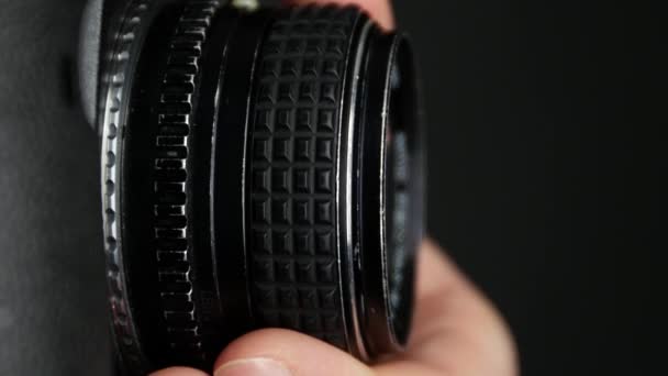 Wheel on camera aperture, change focus, close up — Stock Video