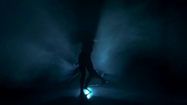 Exotic belly dancer girl continue dance in dark, shadow, smoke, silhouette — Stock Video
