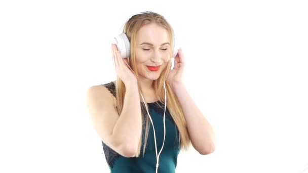 Mulher beleza ouvir música no fone de ouvido — Vídeo de Stock