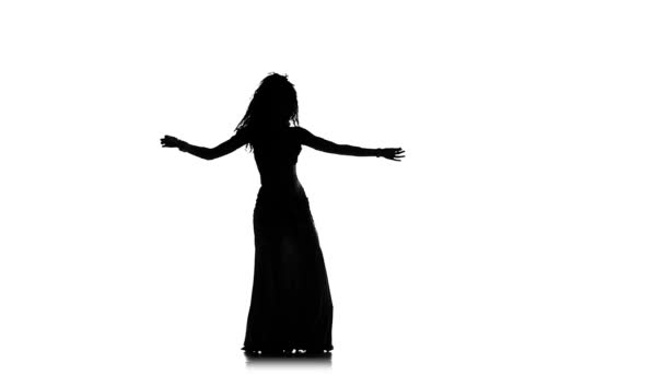Bailarina exótica del vientre, agitando su cabello, girando, en blanco, cámara lenta, silueta — Vídeo de stock