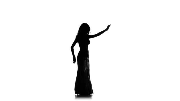 Талановита екзотична жінка танцюристка живота, махає волоссям, на білому, повільний рух, силует — стокове відео