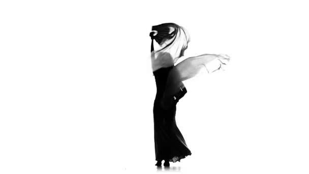 美しいエキゾチックなベリーダンサーの女性はダンスを開始し、ファンを使用して、白、スローモーション、シルエット — ストック動画