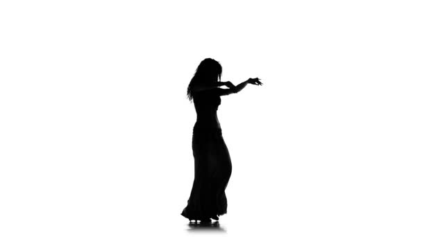 Экзотическая танцовщица живота, трясущая бедрами, на белом, замедленном движении, силуэте — стоковое видео