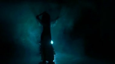 Duman Talanted egzotik dansöz kız, koşuşturma, siyah, ağır çekim, siluet,