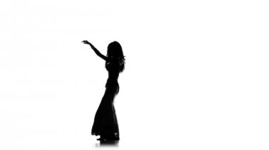 Güzel egzotik onun kalçalarına, beyaz, ağır çekim, siluet sallayarak dansöz