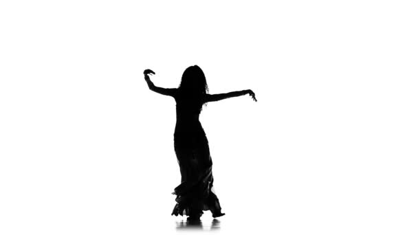 Dziewczyny piękne egzotyczna tancerka brzucha, potrząsając biodrami, na białe, slow motion, sylwetka — Wideo stockowe