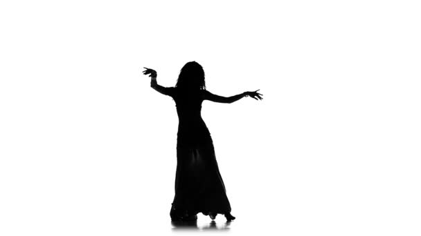 Dziewczyny piękne egzotyczna tancerka brzucha potrząsając biodrami, na białe, slow motion, sylwetka — Wideo stockowe