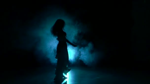 Belle danseuse exotique du ventre secouant ses hanches, au noir, au ralenti, silhouette, fumée — Video