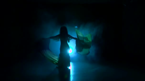 Duktiga exotisk magdansös kvinna börjar dansen, använder fans, på svart, ultrarapid, silhouette, rök — Stockvideo