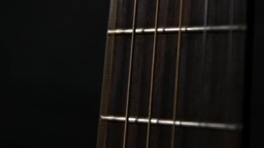 Akustik Gitar telleri, yakın çekim, ağır çekim, siyah