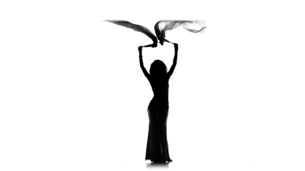 Exotique, mince danseuse du ventre femme continuer la danse, utilise deux ventilateurs, sur blanc, au ralenti, silhouette — Video
