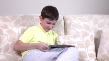 Çocuk oyun oynarken pad ile