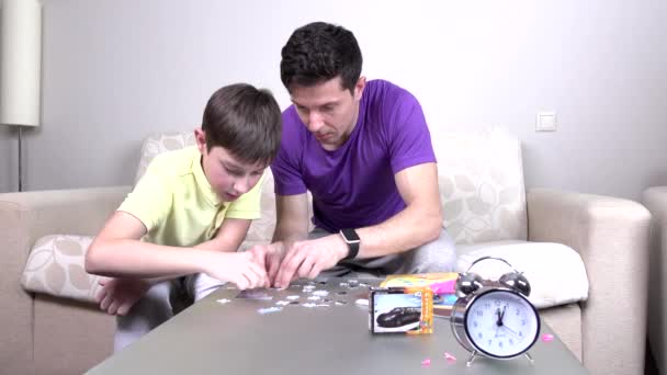 Padre e figlio fanno puzzle — Video Stock