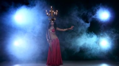 Çekici dansöz dans kafasına siyah mum, duman