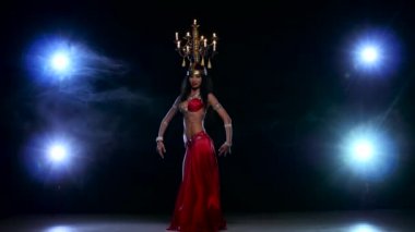 Dans çekici dansöz kadının kafasına siyah mum, duman