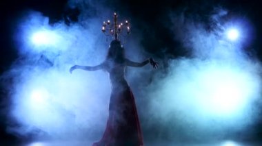 Çekici mumlar ile onun baş, siyah, duman, siluet dans dansöz