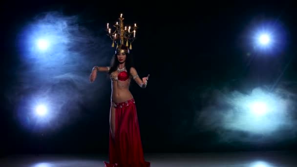 Atractiva bailarina del vientre comienza a bailar con velas en la cabeza, negro, humo — Vídeos de Stock