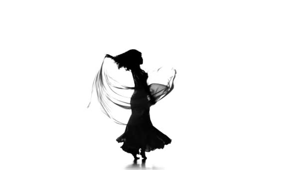 Mooie jonge vrouw gaan over dansende buikdans met omslagdoek, sihouette, wit — Stockvideo