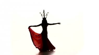 Dansöz kız gitmek mumlar yanan ile dans, baş, siluet, ağır çekim, beyaz