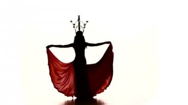 Talanted dansöz kız dans mum, kafa, siluet, ağır çekim, beyaz üzerinde yanan ile başlar