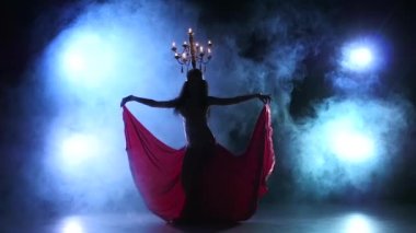 Mumlar, onun kafa, siyah, duman, ağır çekim, siluet ile dans dansöz kadın