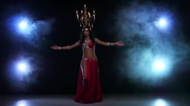 Dansöz kız mumlar ile dans devam, başını, siyah, duman, yavaş hareket