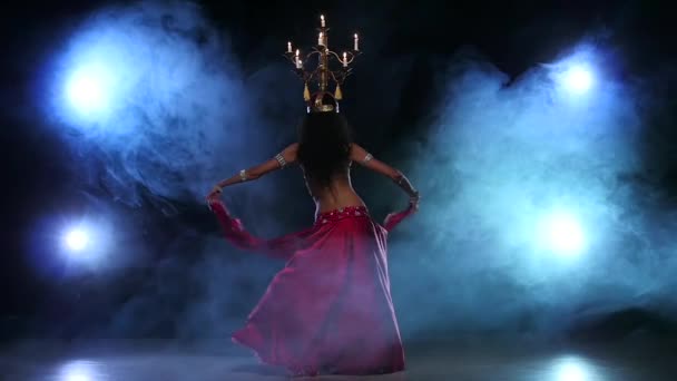 Bailarina del vientre seguir bailando con velas, su cabeza, negro, humo, cámara lenta — Vídeos de Stock