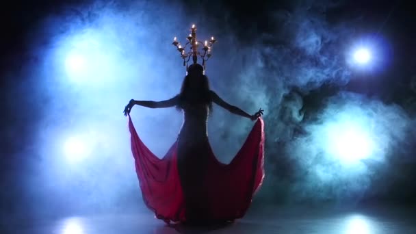 Танцівниця живота починає танцювати зі свічками, її голова, чорний, дим, повільний рух, силует — стокове відео