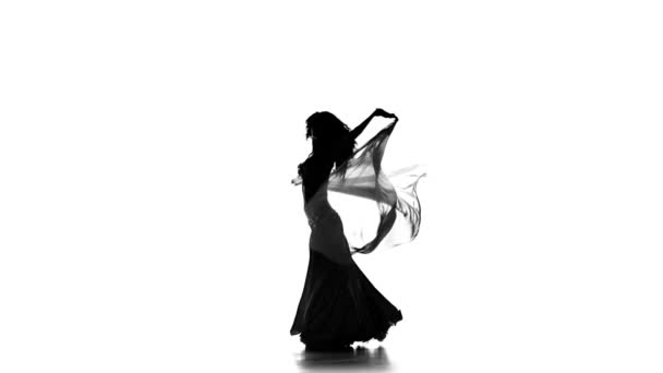 Красивая молодая девушка начинает танцевать танец живота с шалью, сиуэтом, белой, замедленной съемкой — стоковое видео