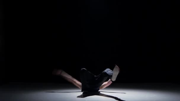 Young blonde dancer man starts dancing breakdance on black — Stock video