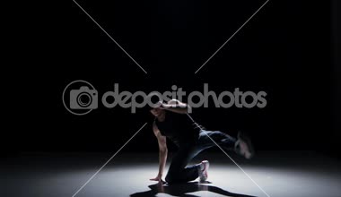 Sarı elbiseli breakdance dansçı dans siyah, gölge başlar.