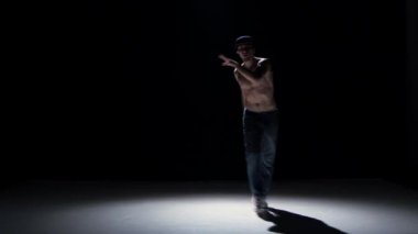Breakdance dansçı adamla çıplak gövde dans, siyah, gölge