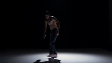 Breakdance dansçı adam çıplak gövde dans, siyah, gölge ile şapkalı