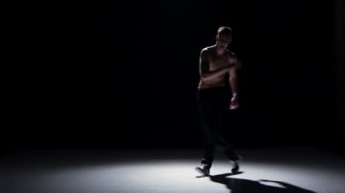 Breakdance dansçı adam çıplak gövde ile sarı elbiseli gitmek dans, siyah, gölge
