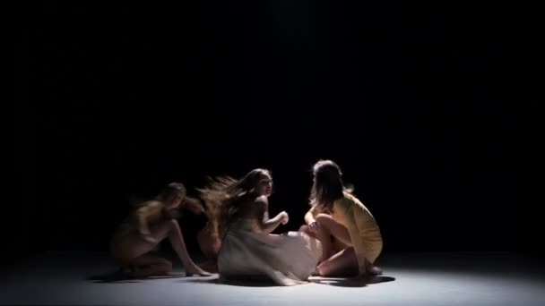 Cinq belles filles dansant la danse contemporaine moderne, sur noir, ombre — Video