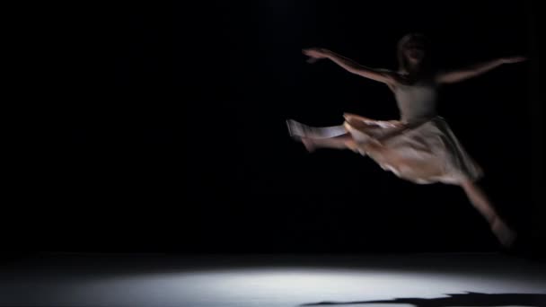 Bailarina joven bailando danza contemporánea y haciendo una división, en negro, sombra — Vídeos de Stock