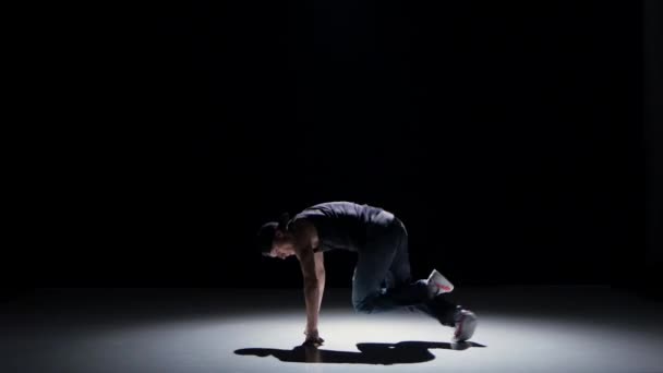 Breakdance danser in gele pak dance op zwarte, schaduw — Stockvideo
