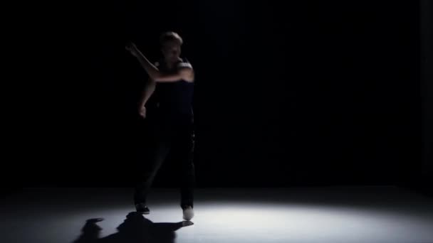 Breakdance ballerina in abito nero danza su nero, ombra — Video Stock