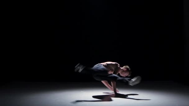 Breakdance bailarín hombre con torso desnudo danza en sus manos, negro, sombra — Vídeos de Stock